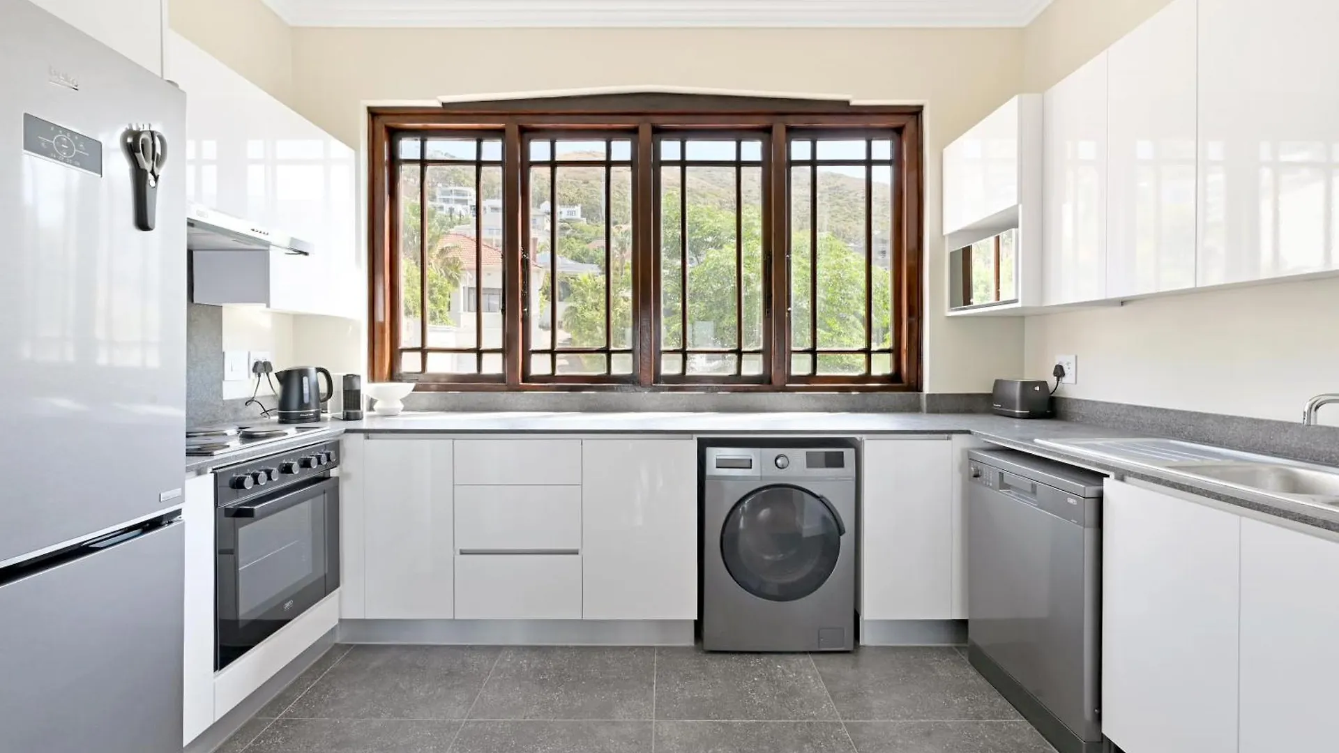 Stylish 2 Bedroom Ensuite Apt With Beautiful Views ケープタウン 0*,  南アフリカ